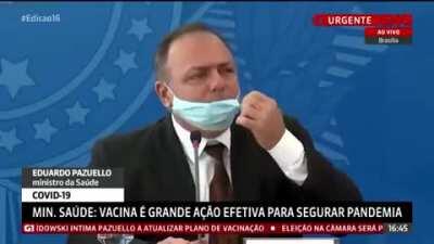 Ministro da Saúde tira a máscara em coletiva pra ouvir melhor. Depois ainda mentiu dizendo que nunca recomendou 