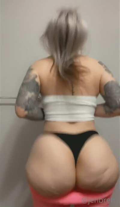 her ass is just eating right through those leggings 💀🍑👀