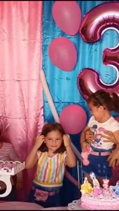 Esa niña parece la mala de las telenovelas 🤣