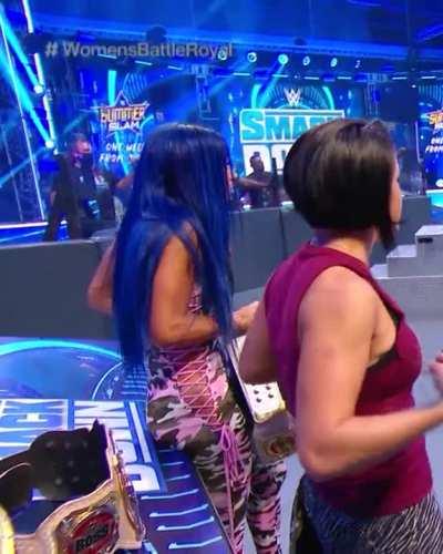 🍑 sitting on the table