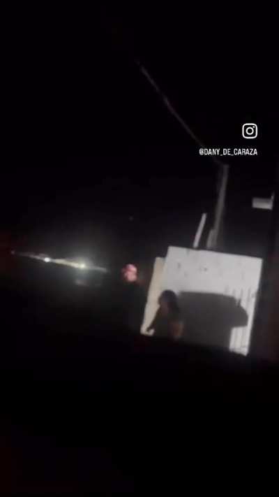 -Y cómo son tus vecinos?.   -Eehhh….