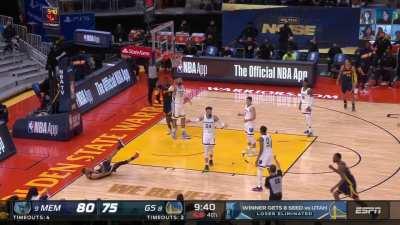 [Highlight] Stephen Curry hits a awkward spinning shot and gets the foul call.