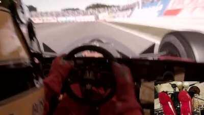 Fã japonês de Ayrton Senna e sua recriação das corridas do piloto em sua casa. Com direito a macacão e capacete de Ayrton, e câmera no ângulo das corridas da época.