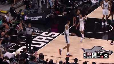 [Highlight] Victor Wembanyama gets his 4th block of the night on Haywood Highsmith