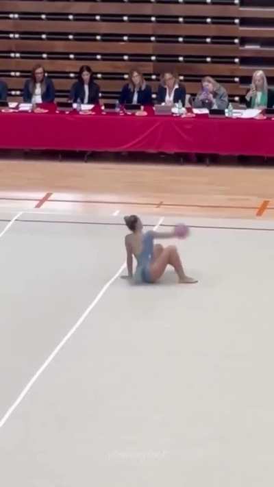 it’s incredible how every year she can performs an iconic routine with ball 🤯 her name is  
Alice