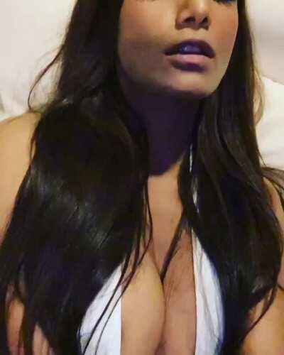 Poonam Pandey New Video Big Boobs Cleavage 😍