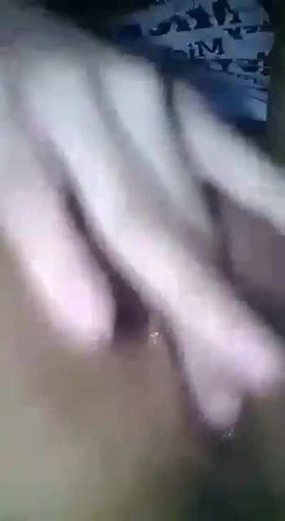 Safada batendo uma siririca