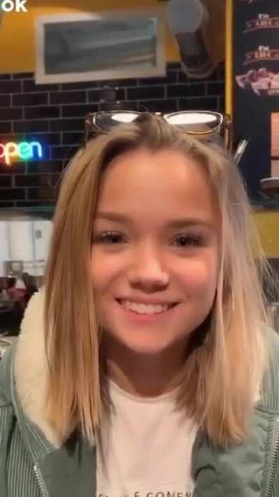 Natural Julia aus TikTok von Emrah vom 20.01.2020 (ja 2000und20 also NICHT gestern)