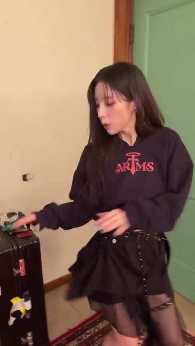 251109 HeeJin Instagram Update