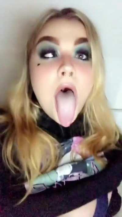 (18 f) I have a very long tongue 👅