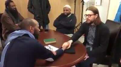 Norwegian atheist weeps as he converts to Islam