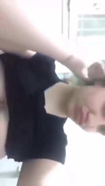 شوف الديوث بعثلي فديو تبع اخته القحبه