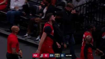 [Highlight] CJ McCollum banks in the floater to beat the 2nd quarter buzzer