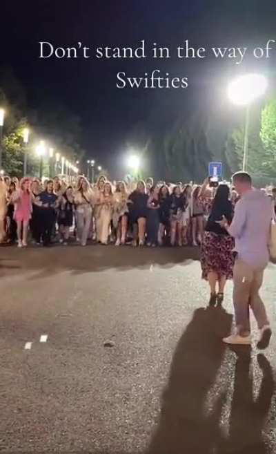 Don’t you DARE stand in the wake of the swifties 😤😡