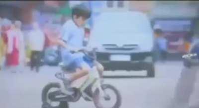 That kid could have easily passed the road without bhoi intervention
