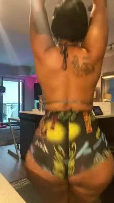 clap that phatty Panda 🍑