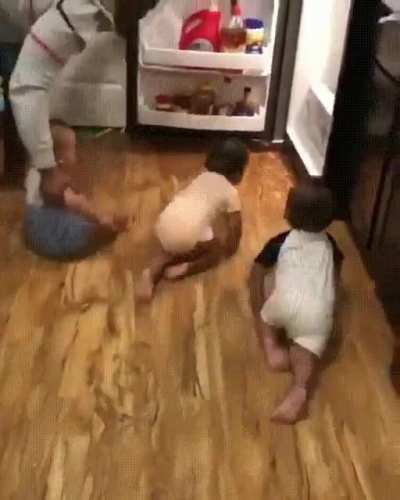 Нужно было пизд...кхм.. лутить еду, а не шмотки и электронику