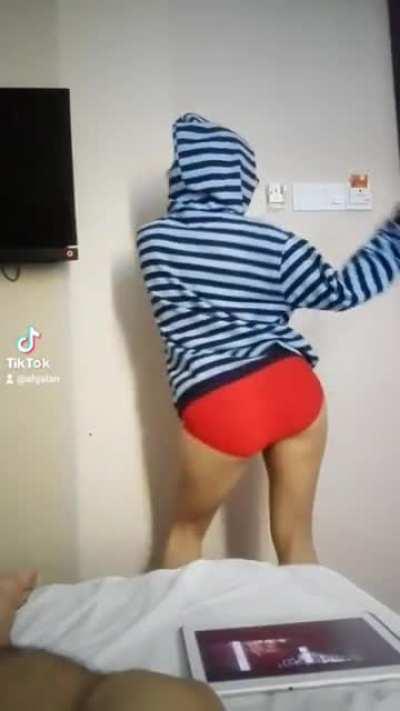 Auni Lieyana slutty UIA dancing pt1