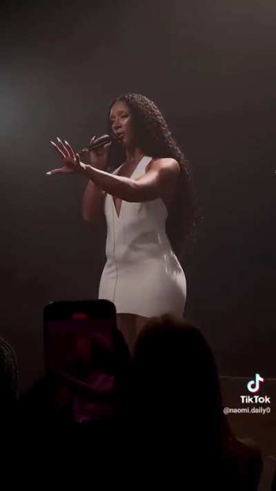 Naomi performing Hills ✨