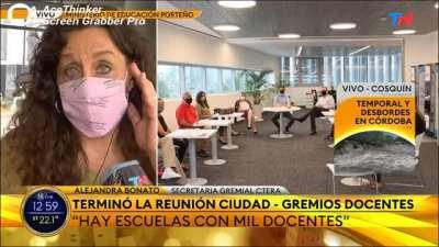 Sindicalista docente compara el regreso a las aulas con las fiestas clandestinas, luego se da cuenta de lo que dijo