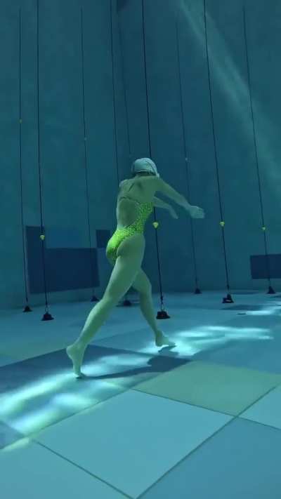 Girl dives nearly 15m without any special gear in the diving pool