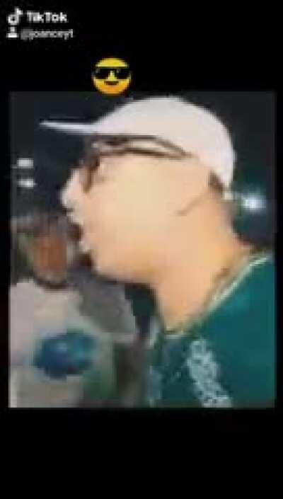 A el le gusta violar las normas😎