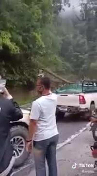 Landslide at Jalan Tapah - Cameron Highlands, FT 059. JKR has issued a closure notice from 23 November till futher notice, for emergancy roadworks. Be careful & to those who are travelling this route, stay safe.