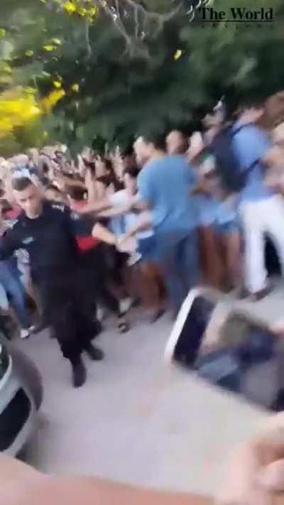 This is how Leo Messi arrived at his home in Rosario, Argentina! 🚨🐐