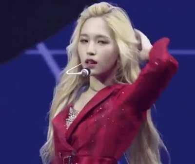 200809 - Mina in red