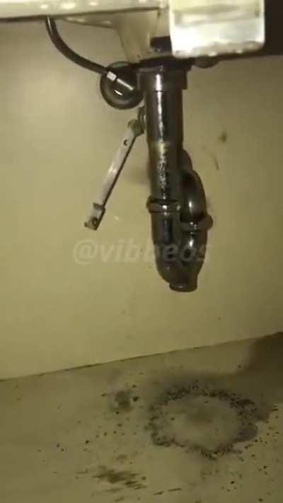 Is it me, or it's plumbing not supposed to spark!