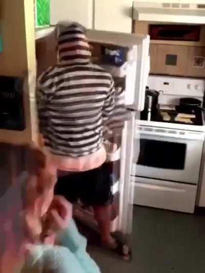 He tried to scare his wife. The wife was confused and slapped her husband's ass... ops in the bag ..