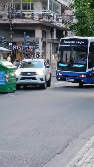 Rosario: Bondi le clavo la mirada a una señora Hiluxera que le impedía el paso