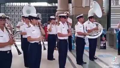 La banda de la Armada Argentina tocando la mejor canción despues del himno