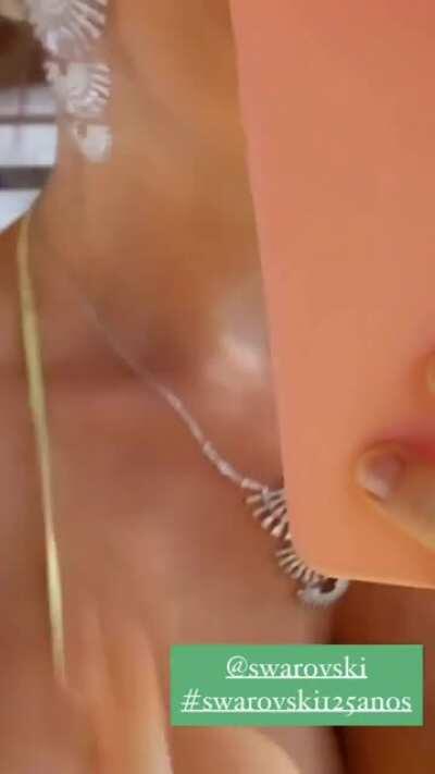 Giovana Ewbank pagando peitinho