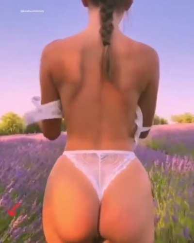 снимает бюстгалтер