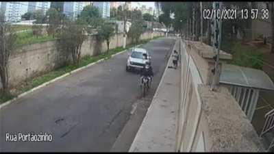 Driver saves pedestrians from mug in Brazil