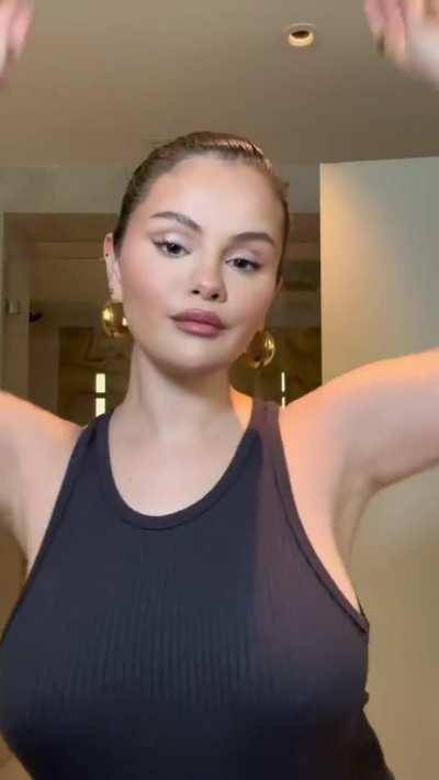 Selena Gomez Is Massive in Her Tank Top