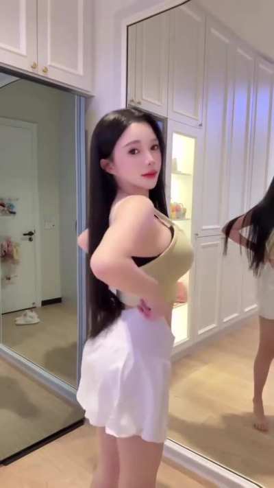 this video is honestly so disappointing, she doesn't pull her clothes down onto her naturally