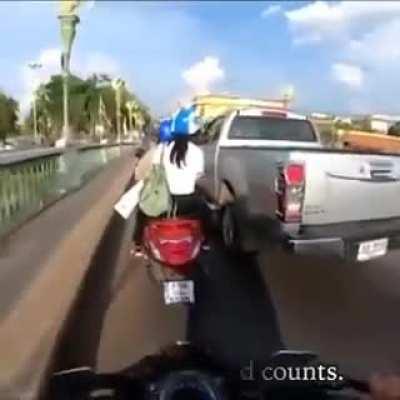 Байкер помог человеку отвезти дочь в больницу через пробки