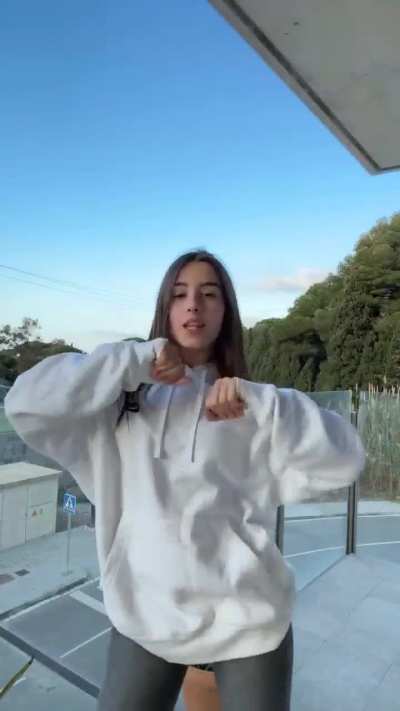 Ella es.: MARTINA, influencer. 2025.