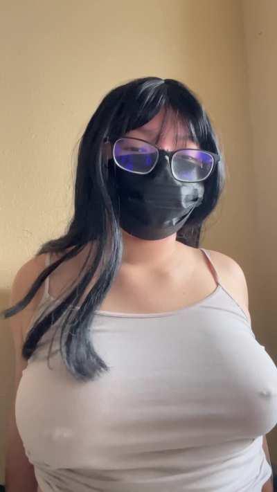 my classmates have no idea that I have big boobs