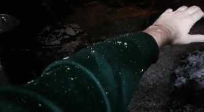 Tenia frio y escuchaba ruido asi que me asomo por la ventana y pense 