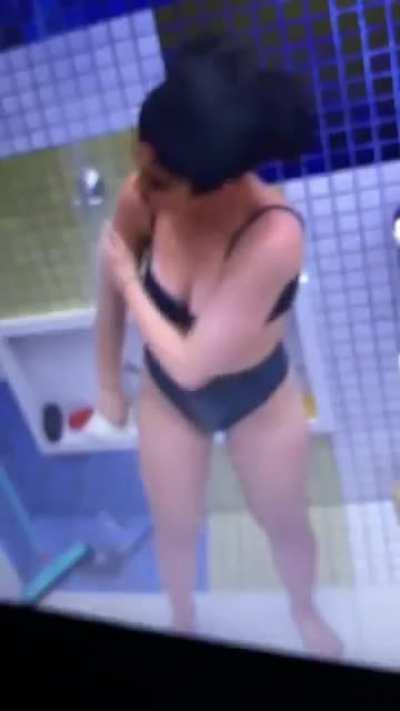 Jade Picon tomando banho