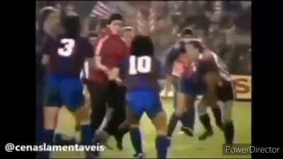 Maradona brigando ao som de ratinho (Peguei o vídeo do u/legumetoxique que era ao som de pagode e modifiquei um pouco)