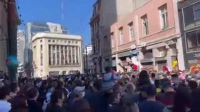 Entre pifias y abucheos reciben al mechero en el desfile del 21 de mayo