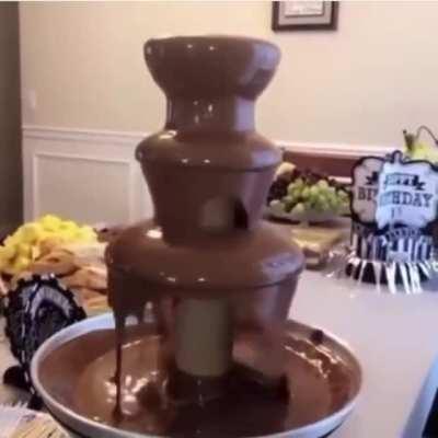 Chocolate fountain go brrrrrrr