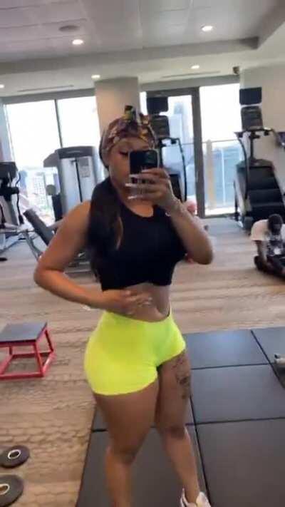 Mizztwerksum gym 👑🍑💚💚💚