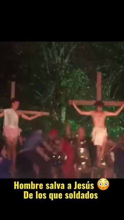 Valiente hombre salva a Jesús de los soldados!