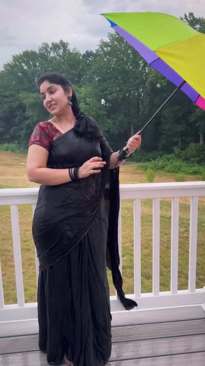 Her in Black saree 😲😲😲