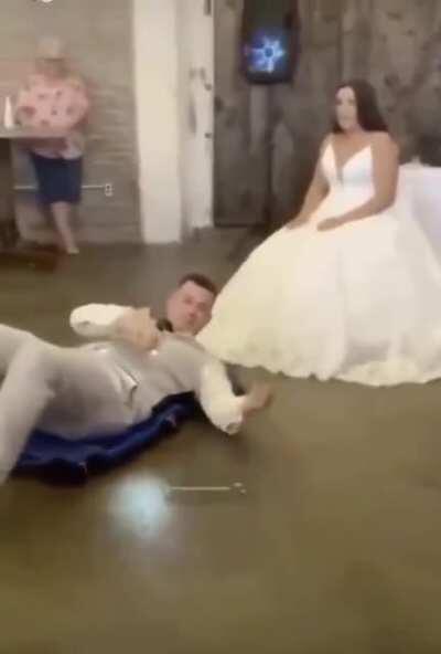 Olayı çok yanlış anlayan damat adayı.